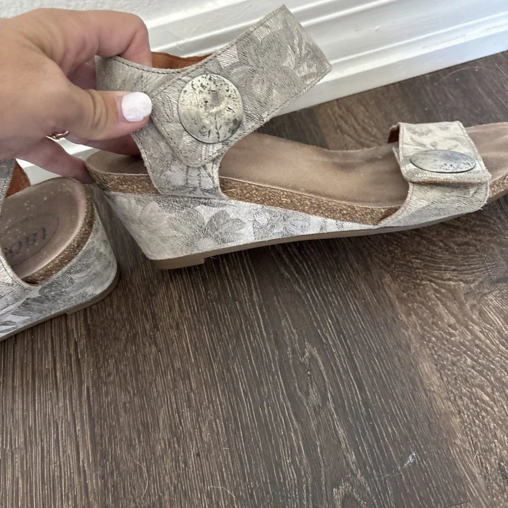 Taos Carousel 2 Gray Suede Floral Wedge Heel Ankle Strap Sandal Women 9/9.5 MINT